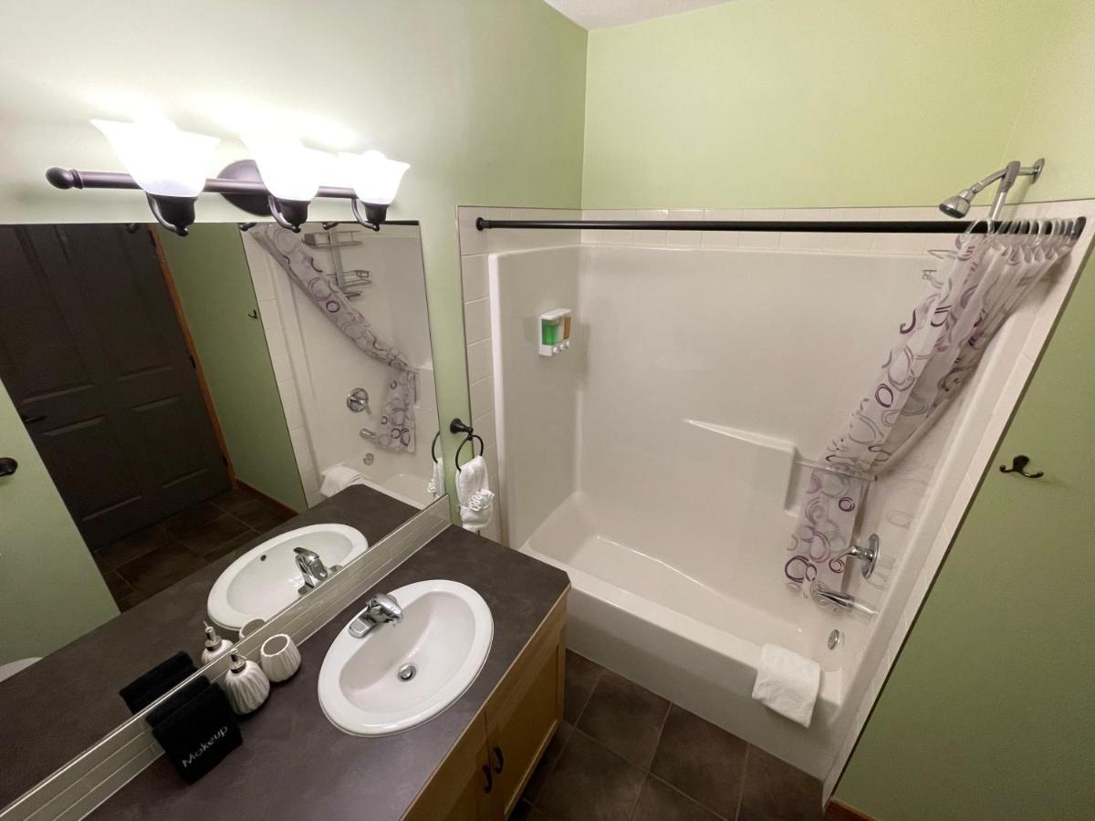 Renovated Condo, 2Br, 2Ba, Heated Pool, 3 Hot Tubs, Pets Welcome! Canmore Extérieur photo