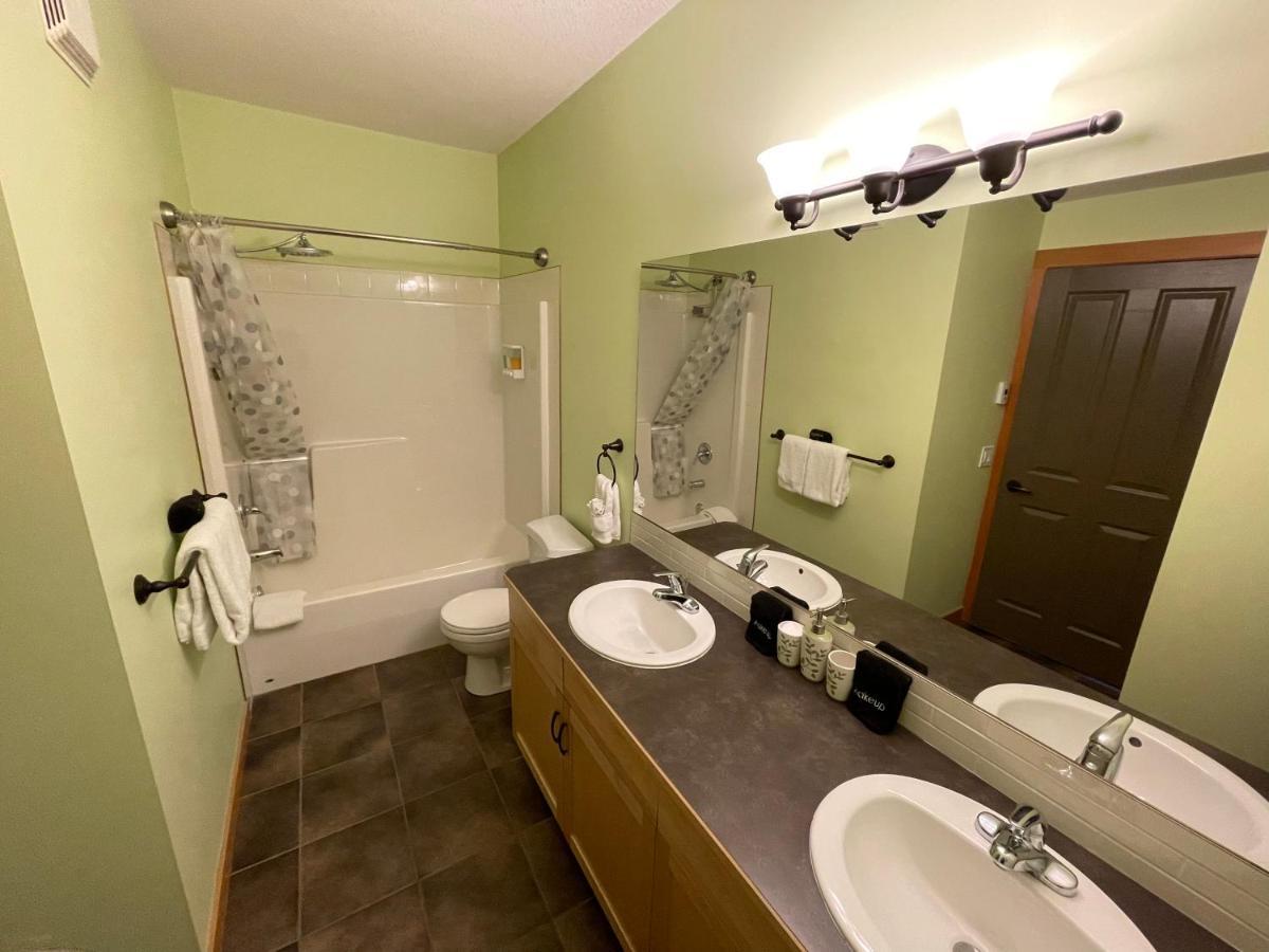 Renovated Condo, 2Br, 2Ba, Heated Pool, 3 Hot Tubs, Pets Welcome! Canmore Extérieur photo