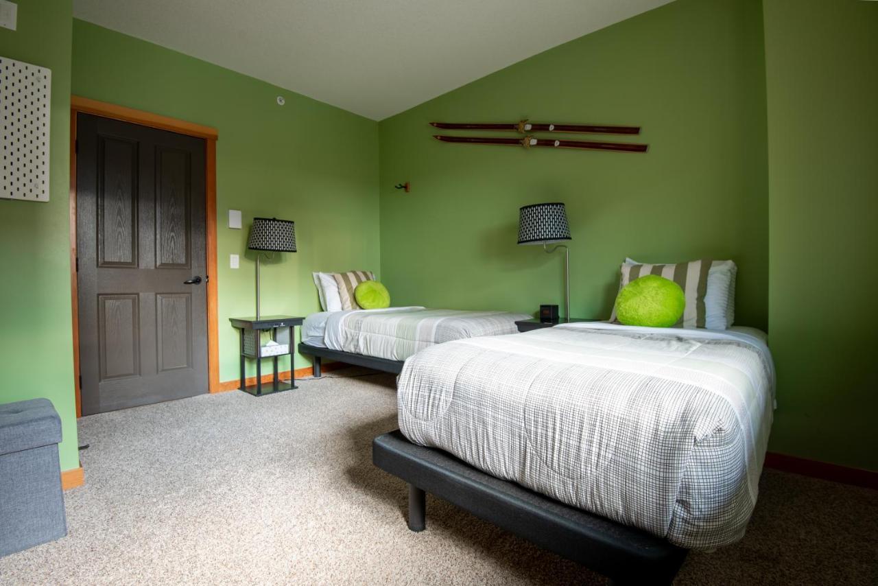 Renovated Condo, 2Br, 2Ba, Heated Pool, 3 Hot Tubs, Pets Welcome! Canmore Extérieur photo