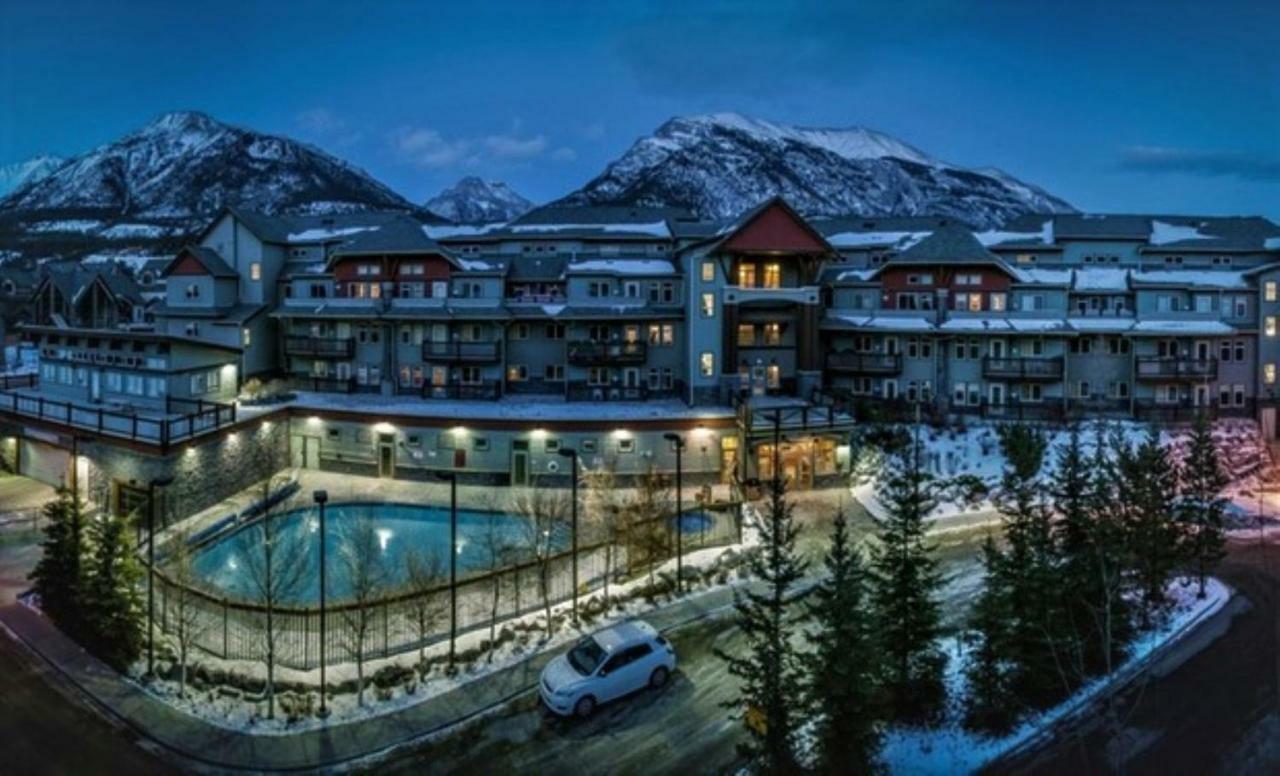 Renovated Condo, 2Br, 2Ba, Heated Pool, 3 Hot Tubs, Pets Welcome! Canmore Extérieur photo